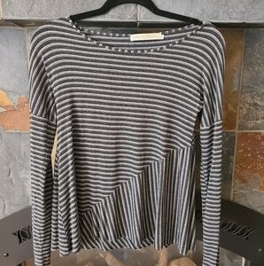 Martino Midali light grey/charcoal striped tee with a scoop neck size small